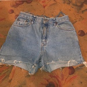✨SOLD!✨ Levi’s mom jean shorts